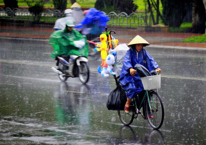 Cơn mưa đổ vội trong chiều, một chiều Huế yên bình và tĩnh lặng Cơn mưa đổ vội trong chiều, một chiều Huế yên bình và tĩnh lặng