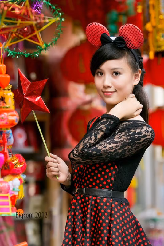 Nguyễn Minh Trang có nick name Trang Linzy (SN 1993) hiện đang là sinh viên năm hai Khoa Kinh tế quản trị kinh doanh - Trường Đại học Phương Đông Hà Nội. <<HOA KHÔI CÁC TRƯỜNG ĐẠI HỌC <<NGÔI SAO HỌC ĐƯỜNG <<VẺ ĐẸP TRONG SÁNG CỦA NỮ SINH ĐH MỸ THUẬT CÔNG NGHIỆP HÀ NỘI <<VẺ ĐẸP THÁNH THIỆN CỦA NỮ SINH THPT NGUYỄN TẤT THÀNH Nguyễn Minh Trang có nick name Trang Linzy (SN 1993) hiện đang là sinh viên năm hai Khoa Kinh tế quản trị kinh doanh - Trường Đại học Phương Đông Hà Nội. <<HOA KHÔI CÁC TRƯỜNG ĐẠI HỌC <<NGÔI SAO HỌC ĐƯỜNG <<VẺ ĐẸP TRONG SÁNG CỦA NỮ SINH ĐH MỸ THUẬT CÔNG NGHIỆP HÀ NỘI <<VẺ ĐẸP THÁNH THIỆN CỦA NỮ SINH THPT NGUYỄN TẤT THÀNH