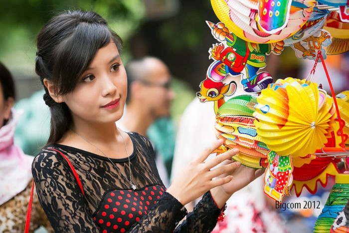 Minh Trang đặc biệt thích đọc sách hạt giống tâm hồn. Trang tâm sự: "Cuốn sách cho em biết được quá trình một đời người phát triển cũng giống như một cái cây vậy... Và tiêu biểu nhất của cuốn sách là câu chuyện về "cỏ bốn lá" và lời khuyên "cuộc sống may mắn sẽ luôn luôn mỉm cười với chúng ta chỉ có điều nó đến sớm hay muộn, vì thế đừng bao giờ đánh mất niềm tin vào cuộc sống và hãy sống thật quyết tâm, và hi vọng vào những gì mình mơ ước". <<HOA KHÔI CÁC TRƯỜNG ĐẠI HỌC <<NGÔI SAO HỌC ĐƯỜNG <<VẺ ĐẸP TRONG SÁNG CỦA NỮ SINH ĐH MỸ THUẬT CÔNG NGHIỆP HÀ NỘI <<VẺ ĐẸP THÁNH THIỆN CỦA NỮ SINH THPT NGUYỄN TẤT THÀNH Minh Trang đặc biệt thích đọc sách hạt giống tâm hồn. Trang tâm sự: "Cuốn sách cho em biết được quá trình một đời người phát triển cũng giống như một cái cây vậy... Và tiêu biểu nhất của cuốn sách là câu chuyện về "cỏ bốn lá" và lời khuyên "cuộc sống may mắn sẽ luôn luôn mỉm cười với chúng ta chỉ có điều nó đến sớm hay muộn, vì thế đừng bao giờ đánh mất niềm tin vào cuộc sống và hãy sống thật quyết tâm, và hi vọng vào những gì mình mơ ước". <<HOA KHÔI CÁC TRƯỜNG ĐẠI HỌC <<NGÔI SAO HỌC ĐƯỜNG <<VẺ ĐẸP TRONG SÁNG CỦA NỮ SINH ĐH MỸ THUẬT CÔNG NGHIỆP HÀ NỘI <<VẺ ĐẸP THÁNH THIỆN CỦA NỮ SINH THPT NGUYỄN TẤT THÀNH