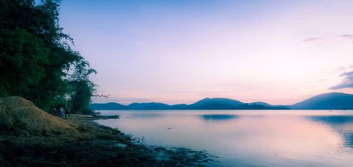 Ngoài cảnh đẹp tự nhiên, không khí trong lành cùng những cuộc phiêu lưu hồ nước trên bành voi và trên thuyển gỗ với những chuyến dã ngoại khám phá nét văn hoá, đặc sắc của dân làng Mơ Nông, hồ Lắk trở thành điểm đến không thể thiếu trong các tour du lịch Đắk Lắk nói riêng và khu vực Tây Nguyên nói chung.