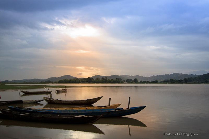 Những chiếc thuyền độc mộc luôn sẵn sàng trước bến... Những chiếc thuyền độc mộc luôn sẵn sàng trước bến...