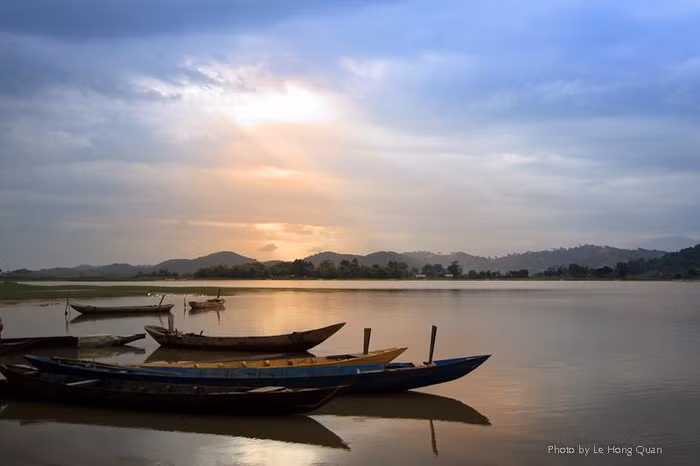 Những chiếc thuyền độc mộc luôn sẵn sàng trước bến...