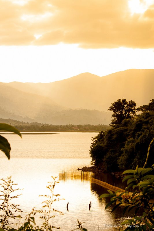 Ánh nắng soi lên mặt hồ phẳng lặng - một màu nắng đẹp long lanh Ánh nắng soi lên mặt hồ phẳng lặng - một màu nắng đẹp long lanh