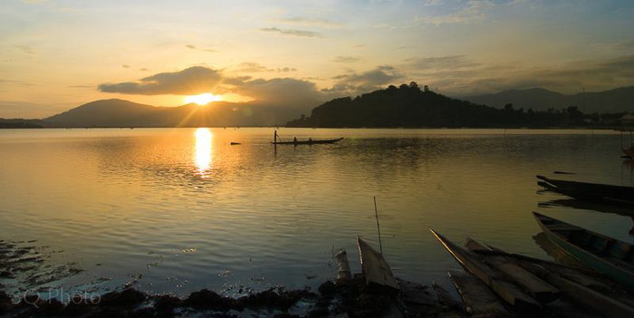 Đến với hồ Lắk sẽ không thể bỏ lỡ những cảnh hoàng hôn đẹp mê hồn như thế này, du khách có thể cưỡi voi hoặc đi thuyền độc mộc để ngắm cảnh hồ. Khi lên bờ du khách có thể thực hiện những cuộc dã ngoại vào buôn làng Mơ Nông hoặc đi sâu vào trong rừng để khám phá những điều bí ẩn cuộc sống của chim chóc, muông thú. Đến với hồ Lắk sẽ không thể bỏ lỡ những cảnh hoàng hôn đẹp mê hồn như thế này, du khách có thể cưỡi voi hoặc đi thuyền độc mộc để ngắm cảnh hồ. Khi lên bờ du khách có thể thực hiện những cuộc dã ngoại vào buôn làng Mơ Nông hoặc đi sâu vào trong rừng để khám phá những điều bí ẩn cuộc sống của chim chóc, muông thú.