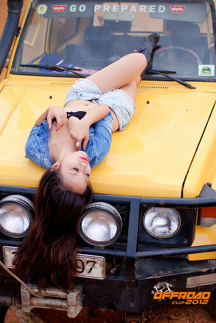 Người đẹp thả dáng nuột nà quyến rũ bên mui xe. Người đẹp thả dáng nuột nà quyến rũ bên mui xe.