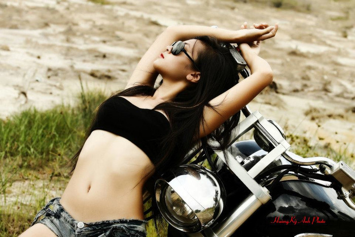 Người đẹp thỏa sức tạo dáng bên siêu xe làm tăng thêm sự hầm hố của xe và nét cá tính của mẫu.