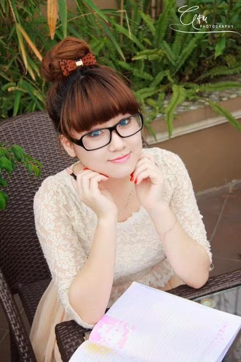 Miki nhận được khá nhiều lời mời đóng phim, mới đây là bộ phim "Rừng thiêng" của đạo diễn Triệu Tuấn có sự góp mặt của cô. Dù chỉ đóng một vai nhỏ nhưng có thể coi đó là một bước đi mới mẻ trong lĩnh vực nghệ thuật của Kiều My. <<NỮ SINH KINH BẮC DỊU DÀNG KHOE SẮC TRONG TÀ ÁO DÀI <<HOT GIRL ĐH PHƯƠNG ĐÔNG RẠNG NGỜI ĐÓN TRUNG THU <<TEEN MODEL AN PHƯƠNG "BIẾN HÓA" VỚI STYLE DỄ THƯƠNG <<NHỮNG NỮ SINH MẶC ÁO DÀI ĐẸP HƠN CẢ HOA HẬU MAI PHƯƠNG THÚY (P18) Miki nhận được khá nhiều lời mời đóng phim, mới đây là bộ phim "Rừng thiêng" của đạo diễn Triệu Tuấn có sự góp mặt của cô. Dù chỉ đóng một vai nhỏ nhưng có thể coi đó là một bước đi mới mẻ trong lĩnh vực nghệ thuật của Kiều My. <<NỮ SINH KINH BẮC DỊU DÀNG KHOE SẮC TRONG TÀ ÁO DÀI <<HOT GIRL ĐH PHƯƠNG ĐÔNG RẠNG NGỜI ĐÓN TRUNG THU <<TEEN MODEL AN PHƯƠNG "BIẾN HÓA" VỚI STYLE DỄ THƯƠNG <<NHỮNG NỮ SINH MẶC ÁO DÀI ĐẸP HƠN CẢ HOA HẬU MAI PHƯƠNG THÚY (P18)