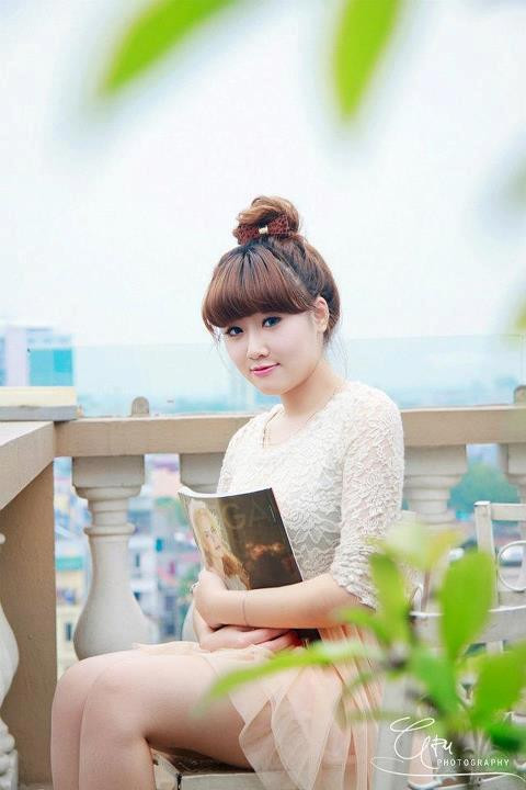 Sinh ra trong một gia đình không ai theo nghệ thuật nhưng lại được thừa hưởng năng khiếu từ ba, từ nhỏ Kiều My đã rời Thành phố Hạ Long xinh đẹp để lên Hà Nội theo học nghệ thuật và sống tự lập, cô học đàn Cello 7 năm tại Học viện âm nhạc, hiện tại đang học đàn piano, hát, múa ... tại trường. <<NỮ SINH KINH BẮC DỊU DÀNG KHOE SẮC TRONG TÀ ÁO DÀI <<HOT GIRL ĐH PHƯƠNG ĐÔNG RẠNG NGỜI ĐÓN TRUNG THU <<TEEN MODEL AN PHƯƠNG "BIẾN HÓA" VỚI STYLE DỄ THƯƠNG <<NHỮNG NỮ SINH MẶC ÁO DÀI ĐẸP HƠN CẢ HOA HẬU MAI PHƯƠNG THÚY (P18) Sinh ra trong một gia đình không ai theo nghệ thuật nhưng lại được thừa hưởng năng khiếu từ ba, từ nhỏ Kiều My đã rời Thành phố Hạ Long xinh đẹp để lên Hà Nội theo học nghệ thuật và sống tự lập, cô học đàn Cello 7 năm tại Học viện âm nhạc, hiện tại đang học đàn piano, hát, múa ... tại trường. <<NỮ SINH KINH BẮC DỊU DÀNG KHOE SẮC TRONG TÀ ÁO DÀI <<HOT GIRL ĐH PHƯƠNG ĐÔNG RẠNG NGỜI ĐÓN TRUNG THU <<TEEN MODEL AN PHƯƠNG "BIẾN HÓA" VỚI STYLE DỄ THƯƠNG <<NHỮNG NỮ SINH MẶC ÁO DÀI ĐẸP HƠN CẢ HOA HẬU MAI PHƯƠNG THÚY (P18)