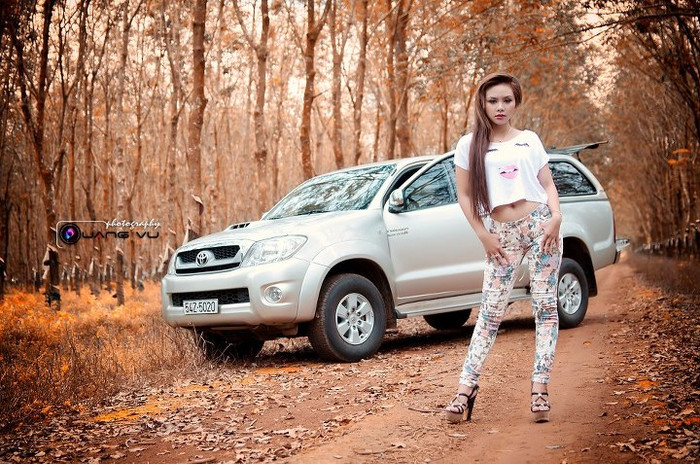 Selina Linh khoe đường cong nóng bỏng làm điểm nhấn cho chiếc xe phía sau, cả hai nổi bật và sang trọng giữa rừng cao su Gia Lai đại ngàn.