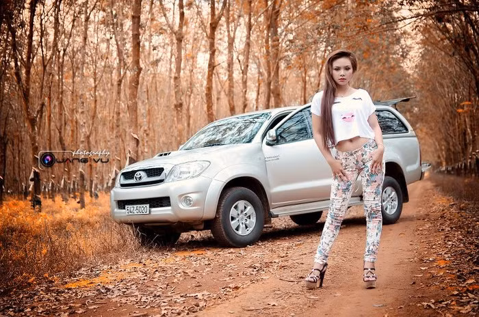Selina Linh khoe đường cong nóng bỏng làm điểm nhấn cho chiếc xe phía sau, cả hai nổi bật và sang trọng giữa rừng cao su Gia Lai đại ngàn.