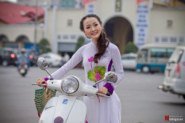 Điểm nhấn của chiếc áo dài là họa tiết hoa sen trên nền trắng của chiếc áo càng làm cho vóc dáng Thu Thảo thêm mềm mại và nữ tính