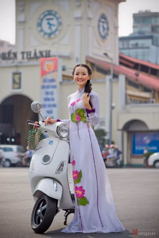 Sở hữu chiều cao lý tưởng, cao 1m70, vóc dáng yêu kiều cùng với gương mặt khả ái, nụ cười tươi trẻ và lúm đồng tiền cực duyên, Trịnh Thu Thảo - Người đẹp Bến Tre đã xuất sắc đoạt giải Á khôi 1 Hoa khôi sinh viên Phát Thanh Truyền hình 2012 - TP Hồ Chí Minh,