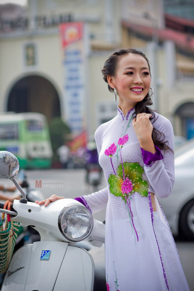 Trịnh Thu Thảo sinh năm 1992, hiện đang học năm 2 khoa Báo Chí Trường Cao đẳng Phát thanh Truyền hình II - TP Hồ Chí Minh, đã xuất sắc giành nhiều giải thưởng về nghệ thuật và tham gia vào nhiều lĩnh vực giải trí