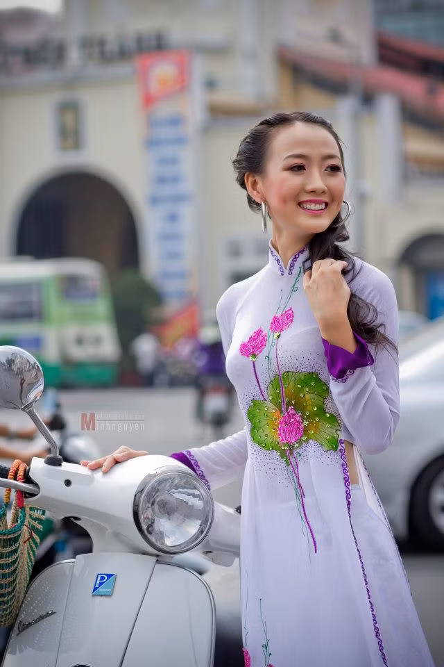 Trịnh Thu Thảo sinh năm 1992, hiện đang học năm 2 khoa Báo Chí Trường Cao đẳng Phát thanh Truyền hình II - TP Hồ Chí Minh, đã xuất sắc giành nhiều giải thưởng về nghệ thuật và tham gia vào nhiều lĩnh vực giải trí