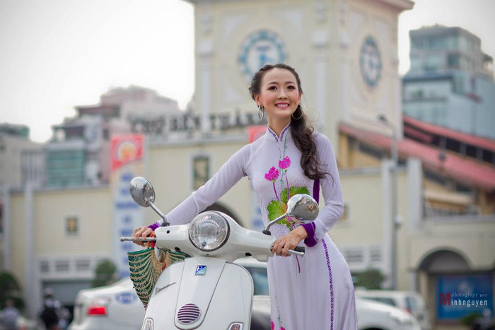 Nữ tính cùng chiếc xe màu trắng