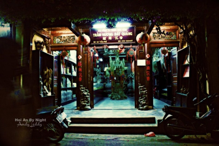 Một của hàng bán hương trầm, bày trí rất ấn tượng... Một của hàng bán hương trầm, bày trí rất ấn tượng...