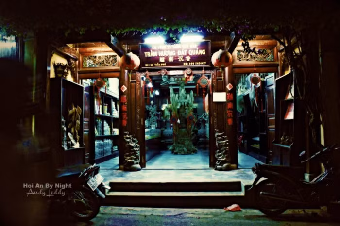 Một của hàng bán hương trầm, bày trí rất ấn tượng...