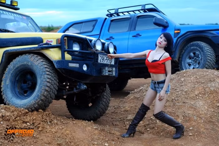 Hệ thống khung gầm chắc chắn với kết cấu các dầm bậc thang gối lên nhau, thiết kế này tạo nên sự vững chãi cho xe, làm tăng khả năng điều khiển xe, tăng độ bền và an toàn cho hành khách, thích nghi với bất kỳ địa hình nào dù là hiểm trở nhất.