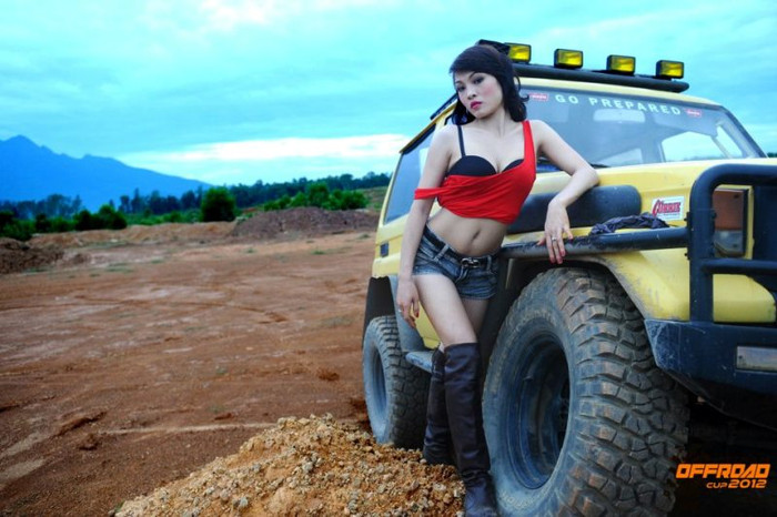 Chiếc xe địa hình này được trang bị 4 đèn chiếu phía trước, phía trên đầu xe, đảm bảo ánh sáng tốt nhất trên mọi nẻo đường, nhất là những địa hình hiểm trở khi đi đêm.