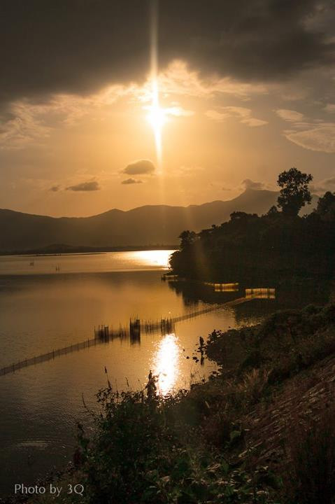 Nơi đây đang là điểm du lịch sinh thái độc đáo thu hút du khách trong và ngoài nước, với một vẻ đẹp tự nhiên thơ mộng của núi và rừng bao quanh tạo nên một vẻ đẹp hoang dại khó lẫn. Nơi đây đang là điểm du lịch sinh thái độc đáo thu hút du khách trong và ngoài nước, với một vẻ đẹp tự nhiên thơ mộng của núi và rừng bao quanh tạo nên một vẻ đẹp hoang dại khó lẫn.