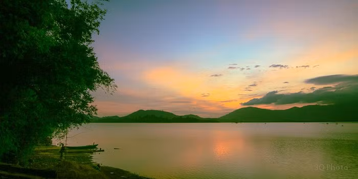 Điểm sáng phía chân núi tạo nên những đường nét hoàn hảo cho bức tranh sông nước núi non.