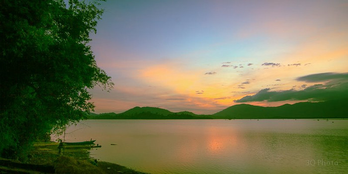 Điểm sáng phía chân núi tạo nên những đường nét hoàn hảo cho bức tranh sông nước núi non. Điểm sáng phía chân núi tạo nên những đường nét hoàn hảo cho bức tranh sông nước núi non.