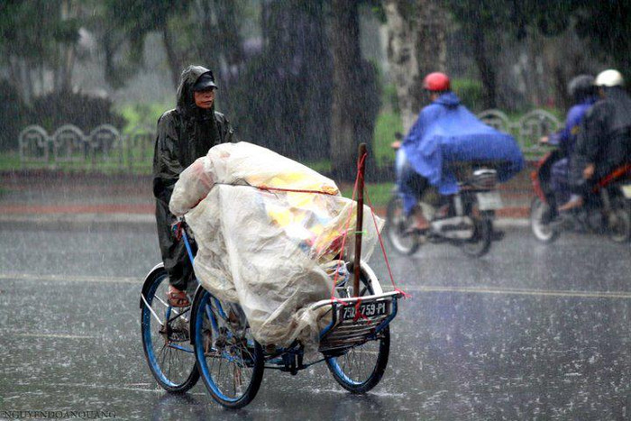 Đội mưa... Những chiếc xích lô vắng khách, bác chủ đạp vội trong chiều mưa Đội mưa... Những chiếc xích lô vắng khách, bác chủ đạp vội trong chiều mưa