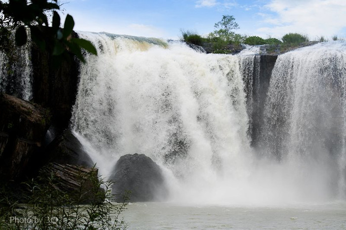 Thác nước từ trên cao đổ xuống ào ạt, trắng xóa. Thác nước từ trên cao đổ xuống ào ạt, trắng xóa.