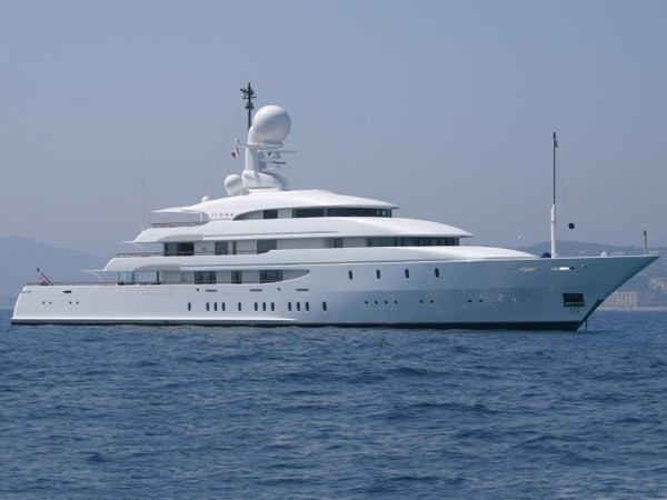 2. Ilona Chiếc siêu du thuyền của ông chủ các khu trung tâm mua sắm ở Anh Frank Lowy cũng vừa cập cảng ngày hôm qua. Ilona dài 74 m, có thể chứa đến 16 khách, một khoang chứa cả phi hành đoàn 28 người, một rạp chiếu phim, phòng massage, phòng tập thể dục và một sân đủ để hạ cánh máy bay trực thăng. 2. Ilona Chiếc siêu du thuyền của ông chủ các khu trung tâm mua sắm ở Anh Frank Lowy cũng vừa cập cảng ngày hôm qua. Ilona dài 74 m, có thể chứa đến 16 khách, một khoang chứa cả phi hành đoàn 28 người, một rạp chiếu phim, phòng massage, phòng tập thể dục và một sân đủ để hạ cánh máy bay trực thăng.