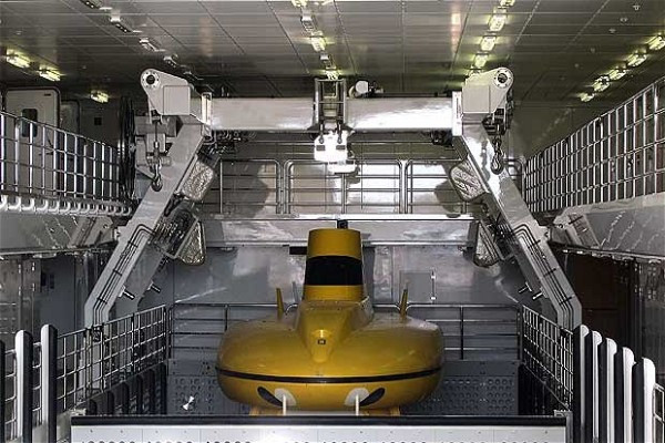 Octopus có 41 dãy phòng, một hồ bơi, hai chiếc tàu ngầm và một bộ điều khiển từ xa được sử dụng để khám phá đại dương. Chiếc du thuyền thường được điều khiển bởi một phi hành đoàn 57 người. Octopus có 41 dãy phòng, một hồ bơi, hai chiếc tàu ngầm và một bộ điều khiển từ xa được sử dụng để khám phá đại dương. Chiếc du thuyền thường được điều khiển bởi một phi hành đoàn 57 người.