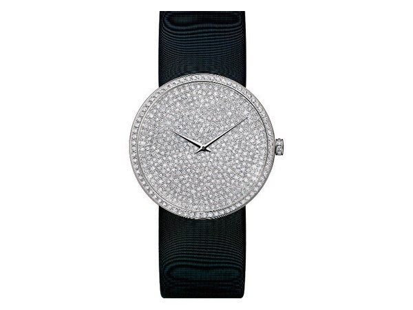 8. Dior Mỗi phiên bản chỉ giới hạn 50 chiếc, Dior thực sự là một chiếc đồng hồ đẳng cấp. Dây đeo được làm từ satin đen, mặt số được làm từ vàng trắng và được phủ đầy kim cương trắng với nhiều kích thước khác nhau. 8. Dior Mỗi phiên bản chỉ giới hạn 50 chiếc, Dior thực sự là một chiếc đồng hồ đẳng cấp. Dây đeo được làm từ satin đen, mặt số được làm từ vàng trắng và được phủ đầy kim cương trắng với nhiều kích thước khác nhau.