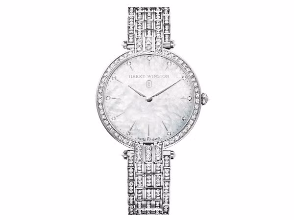 4. Harry Winston Trang nhã và tinh tế, đồng hồ Harry Winston rất thích hợp với những bữa tiệc sang trọng. Nó được làm từ đá thạch anh, vàng trắng và được phủ đầy kim cương.