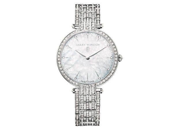 4. Harry Winston Trang nhã và tinh tế, đồng hồ Harry Winston rất thích hợp với những bữa tiệc sang trọng. Nó được làm từ đá thạch anh, vàng trắng và được phủ đầy kim cương. 4. Harry Winston Trang nhã và tinh tế, đồng hồ Harry Winston rất thích hợp với những bữa tiệc sang trọng. Nó được làm từ đá thạch anh, vàng trắng và được phủ đầy kim cương.
