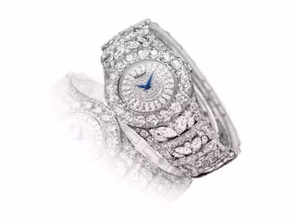 7. L’Heure du Diamant Là niềm tự hào của hãng Chopard, L’Heure du Diamant là sự kết hợp tuyệt vời giữa đồng hồ và vòng tay truyền thống. Nó được làm bằng thủ công với 18 carat vàng trắng và được đính hoàn toàn bằng kim cương trắng sáng lấp lánh.