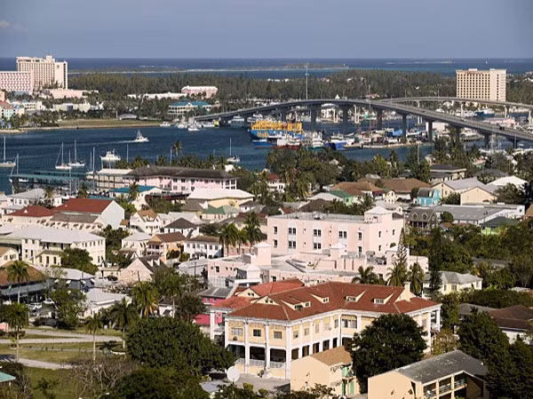 8. Bahamas Là một trong số các nước giàu có ở vùng Caribbean, nền kinh tế Bahamas phụ thuộc nhiều vào du lịch và ngân hàng nước ngoài. Khoảng 70% doanh thu của chính phủ xuất phát từ hàng hoá nhập khẩu. Mặc dù không có thuế thu nhập cá nhân nhưng nhân viên phải đóng góp 3,9% tiền lương của họ (tối đa lên đến 26.000 USD/năm), người sử dụng lao động đóng góp 5,9% cho Bảo hiểm quốc gia và 1% thuế bất động sản.