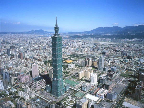 6. Đài Loan GDP: 885,3 tỷ USD (đứng thứ 19 trong số 225 quốc gia) GDP bình quân đầu người: 37.900 USD (đứng thứ 28 trong số 226 quốc gia) Lao động toàn thời gian chiếm: hơn 50% Theo Văn phòng Thông tin Chính phủ của Đài Loan, nước này đã không xảy ra tình trạng thất nghiệp nghiêm trọng kể từ năm 1950. Nguyên nhân là do nền kinh tế Đài Loan phụ thuộc chủ yếu vào xuất khẩu. Trong những năm 1980, tỷ lệ thất nghiệp thậm chí còn giảm xuống dưới 2%, tạo ra tình trạng thiếu lao động trong nước. 6. Đài Loan GDP: 885,3 tỷ USD (đứng thứ 19 trong số 225 quốc gia) GDP bình quân đầu người: 37.900 USD (đứng thứ 28 trong số 226 quốc gia) Lao động toàn thời gian chiếm: hơn 50% Theo Văn phòng Thông tin Chính phủ của Đài Loan, nước này đã không xảy ra tình trạng thất nghiệp nghiêm trọng kể từ năm 1950. Nguyên nhân là do nền kinh tế Đài Loan phụ thuộc chủ yếu vào xuất khẩu. Trong những năm 1980, tỷ lệ thất nghiệp thậm chí còn giảm xuống dưới 2%, tạo ra tình trạng thiếu lao động trong nước.