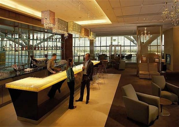 1. Sân bay London Heathrow (London, Anh) Hãng hàng không British Airways đã bỏ ra 60 triệu bảng để xây dựng 6 phòng chờ sang trọng. Trong đó, phòng chờ hạng nhất có thể chứa đến 156 hành khách. Ngoài ra, sân bay còn có một quầy bar được dát vàng toàn bộ và được chiếu sáng bởi những chiếc đèn chùm làm bằng pha lê Swarovski vô cùng đắt tiền.