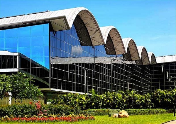 6. Sân bay quốc tế Hồng Kông Sân bay quốc tế Hồng Kông đón hơn 50 triệu du khách mỗi năm và tự hào là sân bay cung cấp dịch vụ mua sắm tốt nhất trên thế giới. Hành khách đến đây có thể chơi golf tại sân golf SkyCity Nine Eagles hoặc có thể thử sức mình trong các trò chơi ở trung tâm thể thao i-Sports.