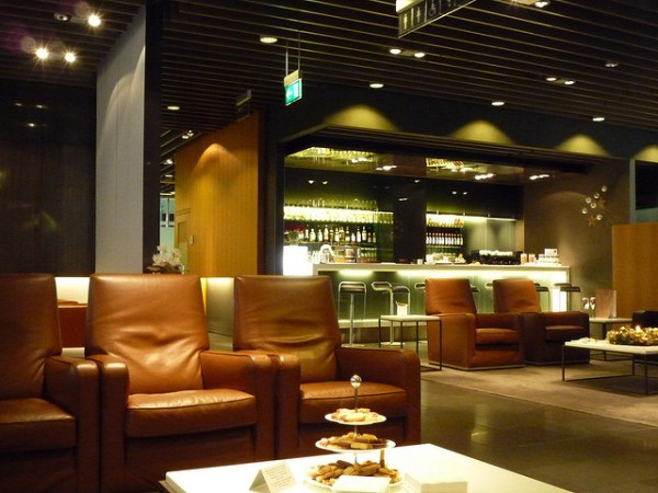 2. Sân bay Munich (Đức) Phòng chờ hạng nhất ở sân bay này sẽ mang đến cho hành khách những dịch vụ xa xỉ với một phòng hút xì gà, một phòng spa và một quầy bar được lát bằng đá cẩm thạch trắng. Đặc biệt hơn cả là trong phòng chờ hạng thương gia còn có một vườn bia. Ở đây, bạn có thể thưởng thức bia tươi từ các thùng bia của những nhà máy bia nổi tiếng nhất Munich.