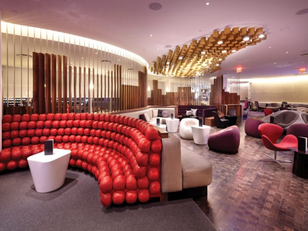 2. Sân bay quốc tế John F. Kennedy (New York, Mỹ) Hãng Virgin Atlantic Aiways luôn nổi tiếng qua hệ thống phòng chờ dành cho khách VIP có tên là Clubhouse. Hãng đã bỏ ra 7 triệu USD để xây dựng phòng chờ hiện đại ở sân bay quốc tế John F. Kennedy. Nó rộng khoảng 930 m2, chính giữa là một quầy bar chuyên phục vụ loại bia thơm ngon nhất New York và loại rượu vodka hảo hạng nhất thế giới. Ngoài ra, Clubhouse còn cung cấp một phòng bia ngoài trời cùng với dịch vụ spa đến từ thẩm mỹ viện Bumble and bumble nổi tiếng nhất New York.