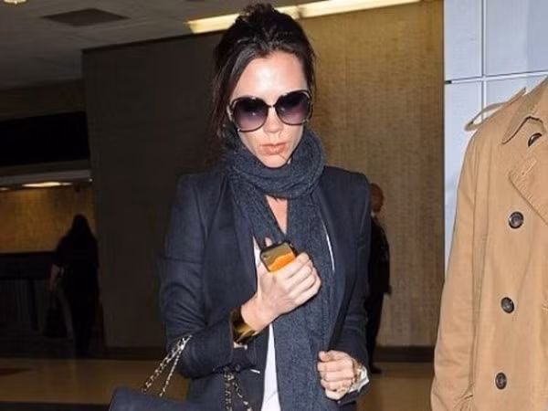 8. Victoria Beckham Cô đã chi gần 40.000 USD để mạ vàng 24 carat cho điện thoại di động của mình.