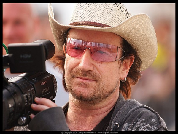 12. Bono Thủ lĩnh của nhóm nhạc lừng danh U2 Bono đã chi 1.700 USD trong năm 2005 để đảm bảo rằng chiếc mũ thời trang của ông được làm “xuyên quốc gia” từ London đến Ý. 12. Bono Thủ lĩnh của nhóm nhạc lừng danh U2 Bono đã chi 1.700 USD trong năm 2005 để đảm bảo rằng chiếc mũ thời trang của ông được làm “xuyên quốc gia” từ London đến Ý.