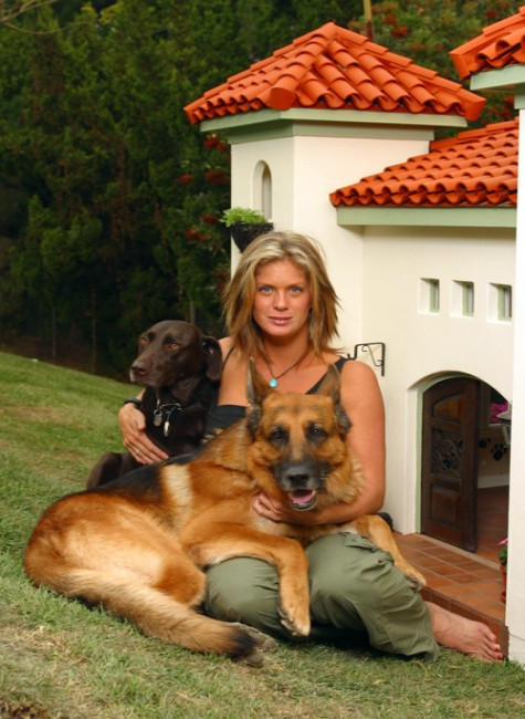 7. Rachel Hunter Người mẫu Rachel Hunter yêu chó tới mức bỏ ra 15.000 USD để xây nhà cho những chú chó của mình theo kiểu phong cách Địa Trung Hải. 7. Rachel Hunter Người mẫu Rachel Hunter yêu chó tới mức bỏ ra 15.000 USD để xây nhà cho những chú chó của mình theo kiểu phong cách Địa Trung Hải.