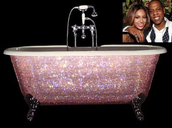 1. Beyonce Dù chưa tròn 1 tuổi nhưng cô con gái nhà Beyonce đã tích lũy được những món quà vô cùng đắt tiền. Trong đó phải kể đến chiếc bồn tắm nạm toàn pha lê Swarovski màu hồng trị giá 5.200 USD mà nữ ca sĩ Kelly Rowland tặng cô bé, chiếc bàn chải làm từ bạc nguyên chất của hãng kim hoàn danh tiếng Tiffany và một căn phòng riêng rộng tới 204 m2. 1. Beyonce Dù chưa tròn 1 tuổi nhưng cô con gái nhà Beyonce đã tích lũy được những món quà vô cùng đắt tiền. Trong đó phải kể đến chiếc bồn tắm nạm toàn pha lê Swarovski màu hồng trị giá 5.200 USD mà nữ ca sĩ Kelly Rowland tặng cô bé, chiếc bàn chải làm từ bạc nguyên chất của hãng kim hoàn danh tiếng Tiffany và một căn phòng riêng rộng tới 204 m2.