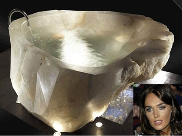 3. Tamara Ecclestone Cô con gái yêu của “bố già” F1 Bernie Ecclestone đã chi ra 1,5 triệu USD để mua một... chiếc bồn tắm. Điểm nổi bật của bồn tắm là làm từ một khối đá pha lê nguyên khối tìm thấy tại khu rừng rậm Amazon. Khối đá có giá 800.000 USD nhưng Tamara Ecclestone phải mất thêm 700.000 USD nữa để biến nó thành bồn tắm và gia cố sàn nhà tắm. 3. Tamara Ecclestone Cô con gái yêu của “bố già” F1 Bernie Ecclestone đã chi ra 1,5 triệu USD để mua một... chiếc bồn tắm. Điểm nổi bật của bồn tắm là làm từ một khối đá pha lê nguyên khối tìm thấy tại khu rừng rậm Amazon. Khối đá có giá 800.000 USD nhưng Tamara Ecclestone phải mất thêm 700.000 USD nữa để biến nó thành bồn tắm và gia cố sàn nhà tắm.