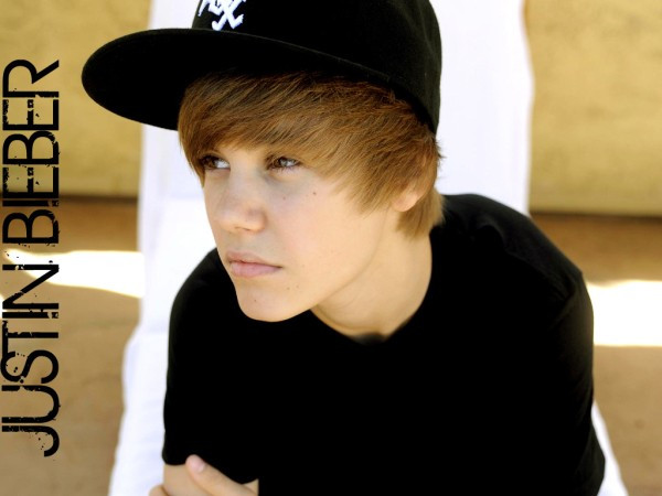 6. Justin Bieber Vào dịp Hallowen năm ngoái, Justin Bieber đã yêu cầu công ty kim hoàn Ben Baller thiết kế riêng cho mình một bộ trang phục độc đáo có gắn một chiếc vỉ bằng vàng trên đó. Bộ trang phục Hallowen này đã “ngốn” mất của anh chàng ca sĩ trẻ tuổi hơn 5.000 USD. 6. Justin Bieber Vào dịp Hallowen năm ngoái, Justin Bieber đã yêu cầu công ty kim hoàn Ben Baller thiết kế riêng cho mình một bộ trang phục độc đáo có gắn một chiếc vỉ bằng vàng trên đó. Bộ trang phục Hallowen này đã “ngốn” mất của anh chàng ca sĩ trẻ tuổi hơn 5.000 USD.