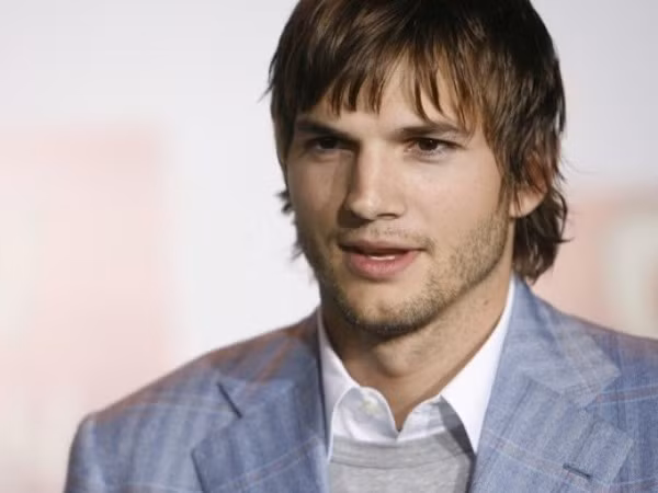 2. Ashton Kutcher Nam diễn viên Ashton Kutcher, chồng cũ của Demi Moore, đã bỏ ra 200.000 USD để trở thành khách hàng thứ 500 trên con tàu vũ trụ của hãng hàng không Virgin Galactic. Mặc dù ngày giờ cho chuyến bay chưa được xác định cụ thể nhưng ông Richard Branson, Giám đốc điều hành của Virgin, cho biết nếu theo đúng kế hoạch thì chuyến bay không gian sẽ bắt đầu vào năm 2013.