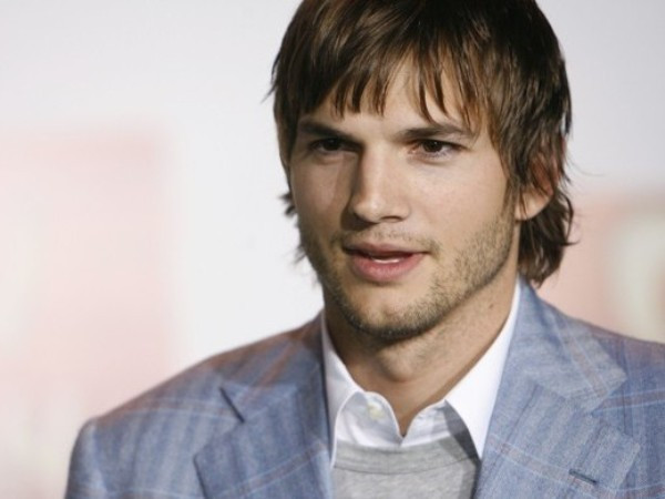 2. Ashton Kutcher Nam diễn viên Ashton Kutcher, chồng cũ của Demi Moore, đã bỏ ra 200.000 USD để trở thành khách hàng thứ 500 trên con tàu vũ trụ của hãng hàng không Virgin Galactic. Mặc dù ngày giờ cho chuyến bay chưa được xác định cụ thể nhưng ông Richard Branson, Giám đốc điều hành của Virgin, cho biết nếu theo đúng kế hoạch thì chuyến bay không gian sẽ bắt đầu vào năm 2013. 2. Ashton Kutcher Nam diễn viên Ashton Kutcher, chồng cũ của Demi Moore, đã bỏ ra 200.000 USD để trở thành khách hàng thứ 500 trên con tàu vũ trụ của hãng hàng không Virgin Galactic. Mặc dù ngày giờ cho chuyến bay chưa được xác định cụ thể nhưng ông Richard Branson, Giám đốc điều hành của Virgin, cho biết nếu theo đúng kế hoạch thì chuyến bay không gian sẽ bắt đầu vào năm 2013.
