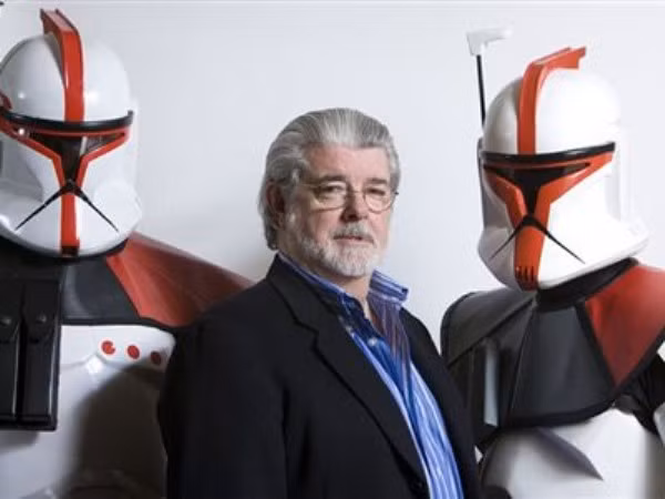 4. George Lucas Sau khi hoàn thành xong lâu đài Skywalker Ranch trị giá 100 triệu USD, đạo diễn của bộ phim “Chiến tranh giữa các vì sao” còn thuê hẳn một đội lính cứu hỏa để bảo vệ nơi cư trú của mình. Đội lính cứu hỏa này gồm 12 nhân viên làm việc 24/24, hai xe chữa cháy và một vài tình nguyện viên.