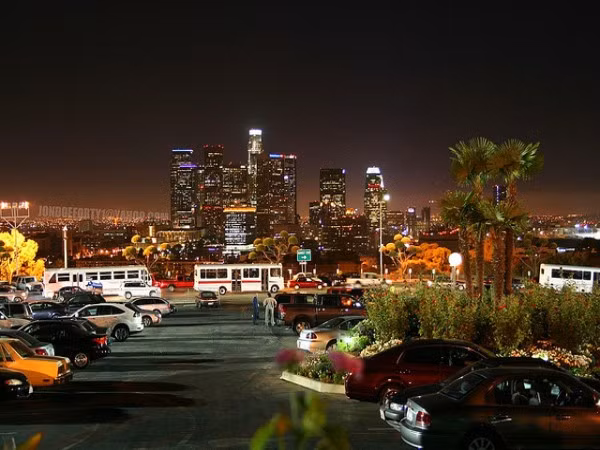 2. Los Angeles GMP: 755 tỷ USD So sánh với các quốc gia khác: GDP của Thụy Sĩ: 638 tỷ USD GDP của Ả-rập Xê-út: 577 tỷ USD GDP của Thụy Điển: 538 tỷ USD